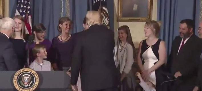 Ο Τραμπ αποφεύγει να χαιρετίσει άτομο με αναπηρία και τον «στολίζει» η συγγραφέας του Χάρι Πότερ (βίντεο)